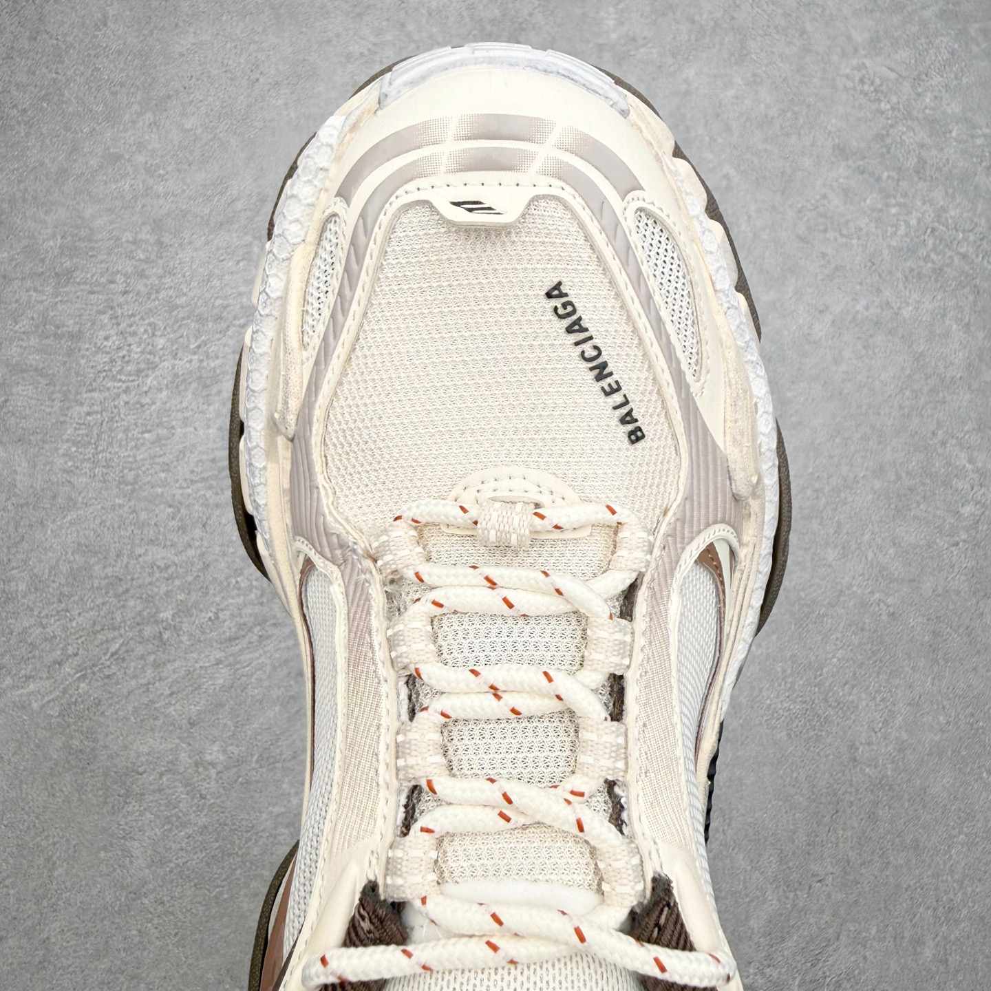Balenciaga巴黎世家 Triple S .2 Gradient 厚底系带低帮老爹鞋鞋身分层结构 