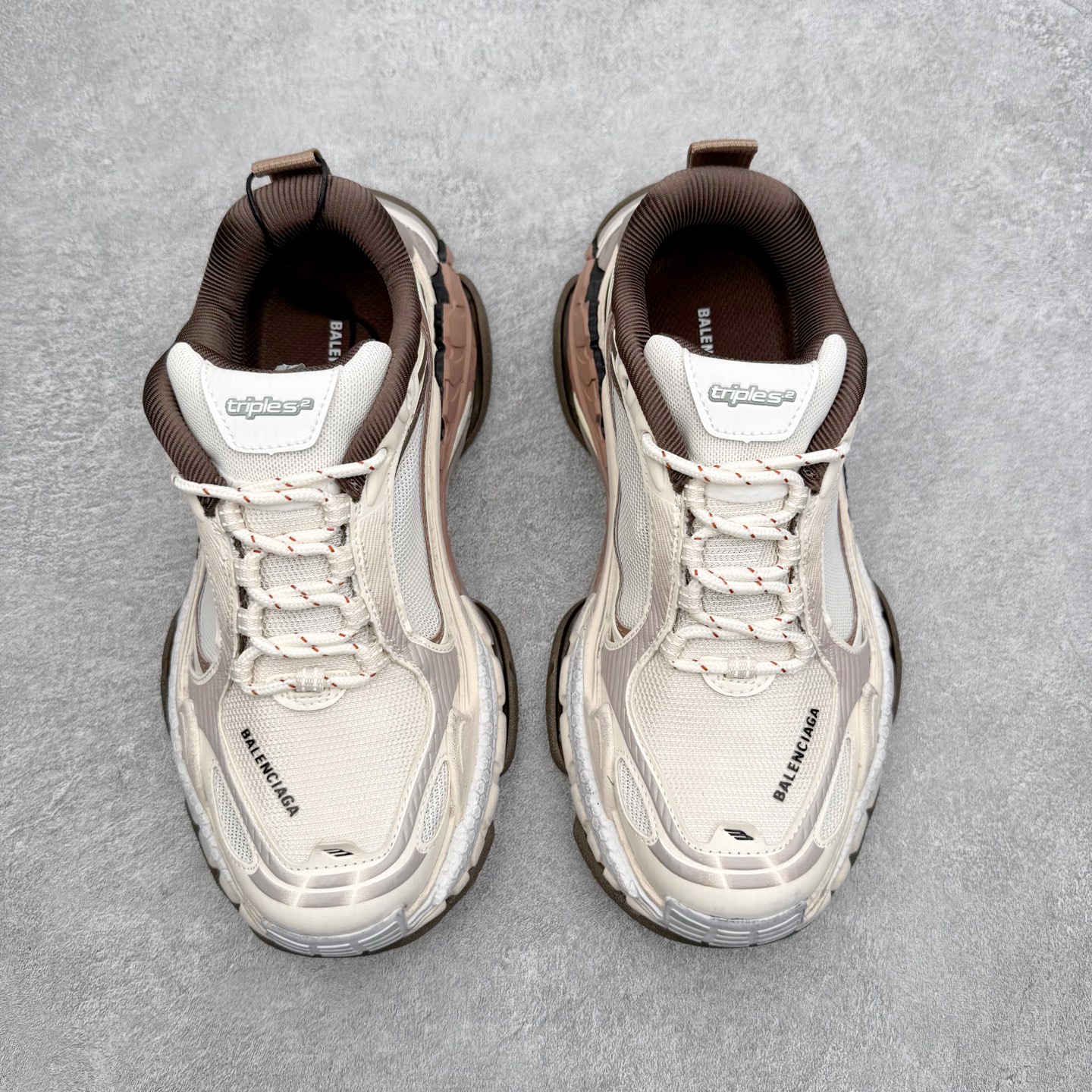 Balenciaga巴黎世家 Triple S .2 Gradient 厚底系带低帮老爹鞋鞋身分层结构 