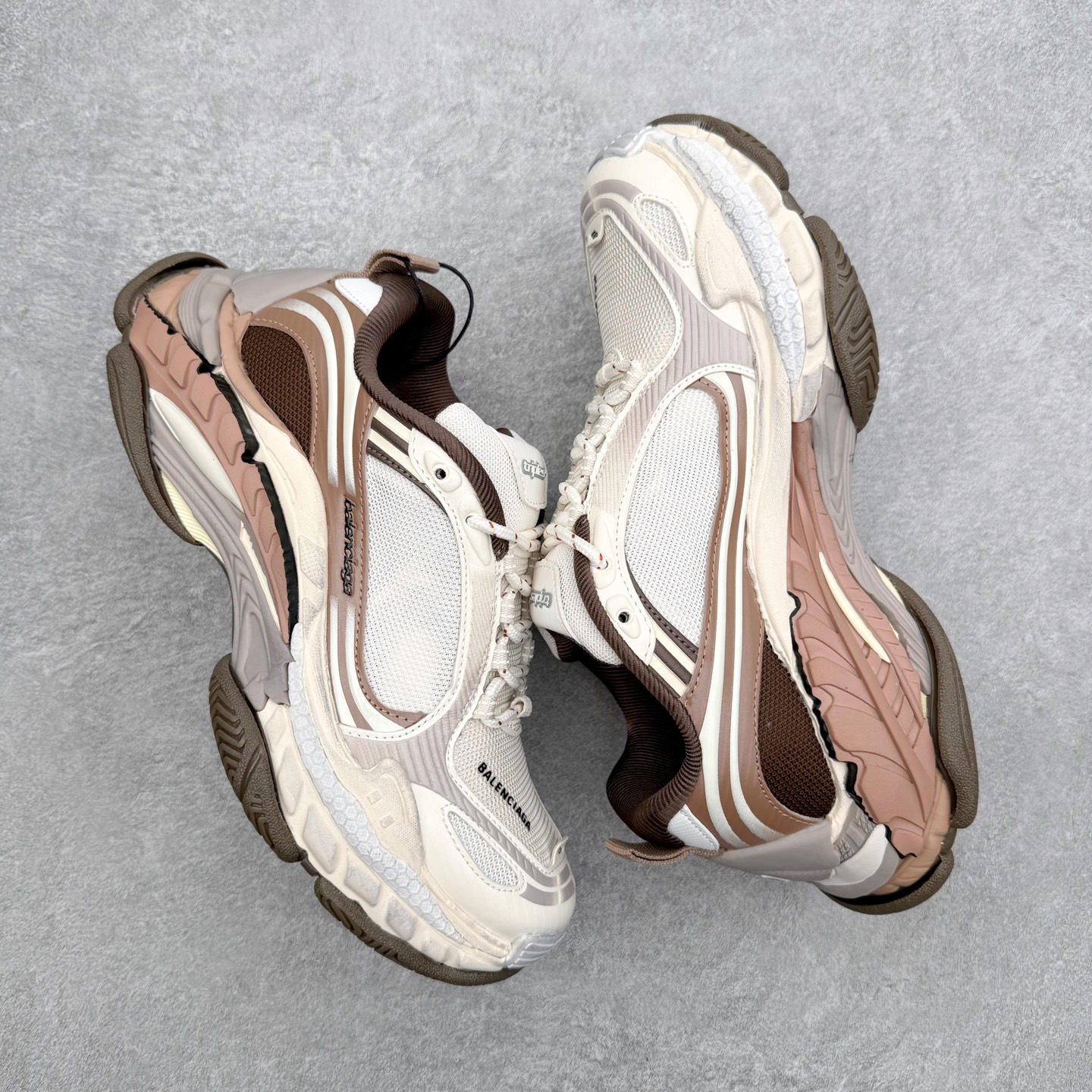 Balenciaga巴黎世家 Triple S .2 Gradient 厚底系带低帮老爹鞋鞋身分层结构 