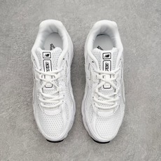 New Balance MR740 NB新百伦系列复古老爹风休闲运动慢跑鞋 采用轻质牛剖革拼接透气网眼衬 New Balance MR740 NB新百伦系列复古老爹风休闲运动慢跑鞋 采用轻质牛剖革拼接透气网眼衬
