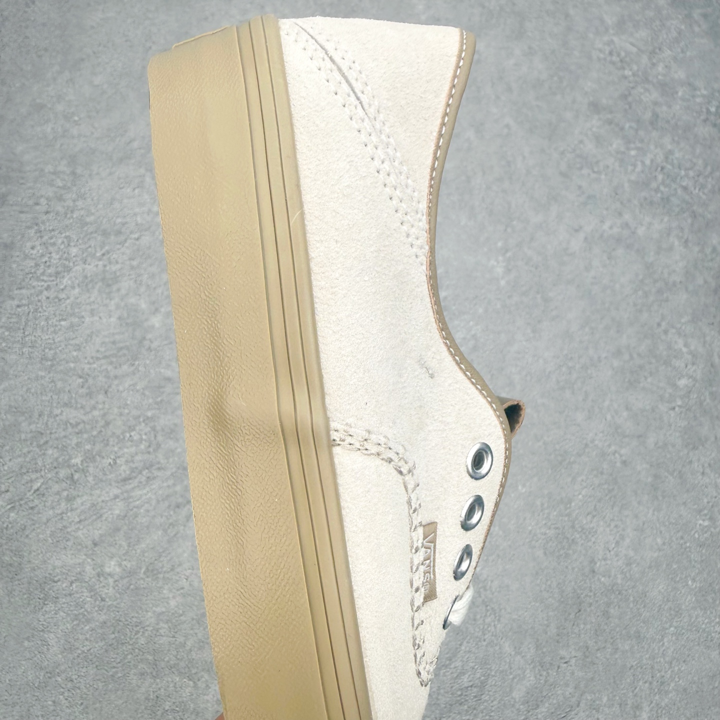 Vans Authentic Kickdown 2.0复古走线生胶低帮休闲帆布鞋鞋面采用全麂皮材质，质感