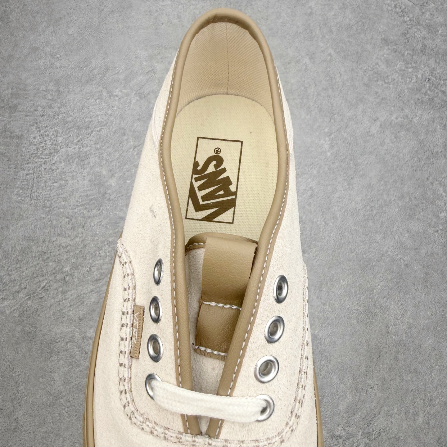 Vans Authentic Kickdown 2.0复古走线生胶低帮休闲帆布鞋鞋面采用全麂皮材质，质感