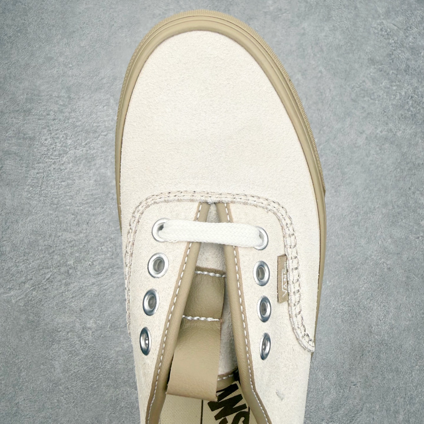 Vans Authentic Kickdown 2.0复古走线生胶低帮休闲帆布鞋鞋面采用全麂皮材质，质感