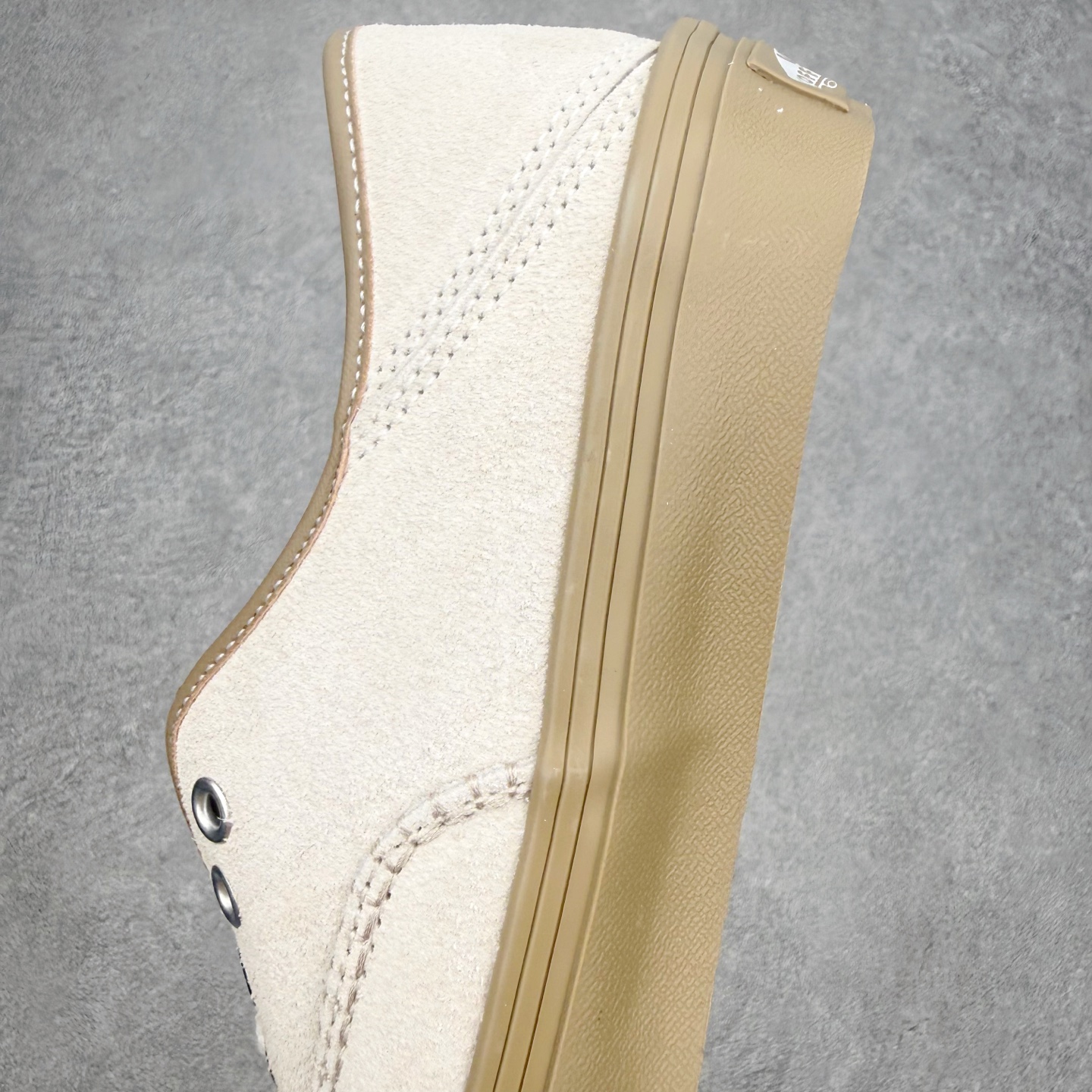 Vans Authentic Kickdown 2.0复古走线生胶低帮休闲帆布鞋鞋面采用全麂皮材质，质感
