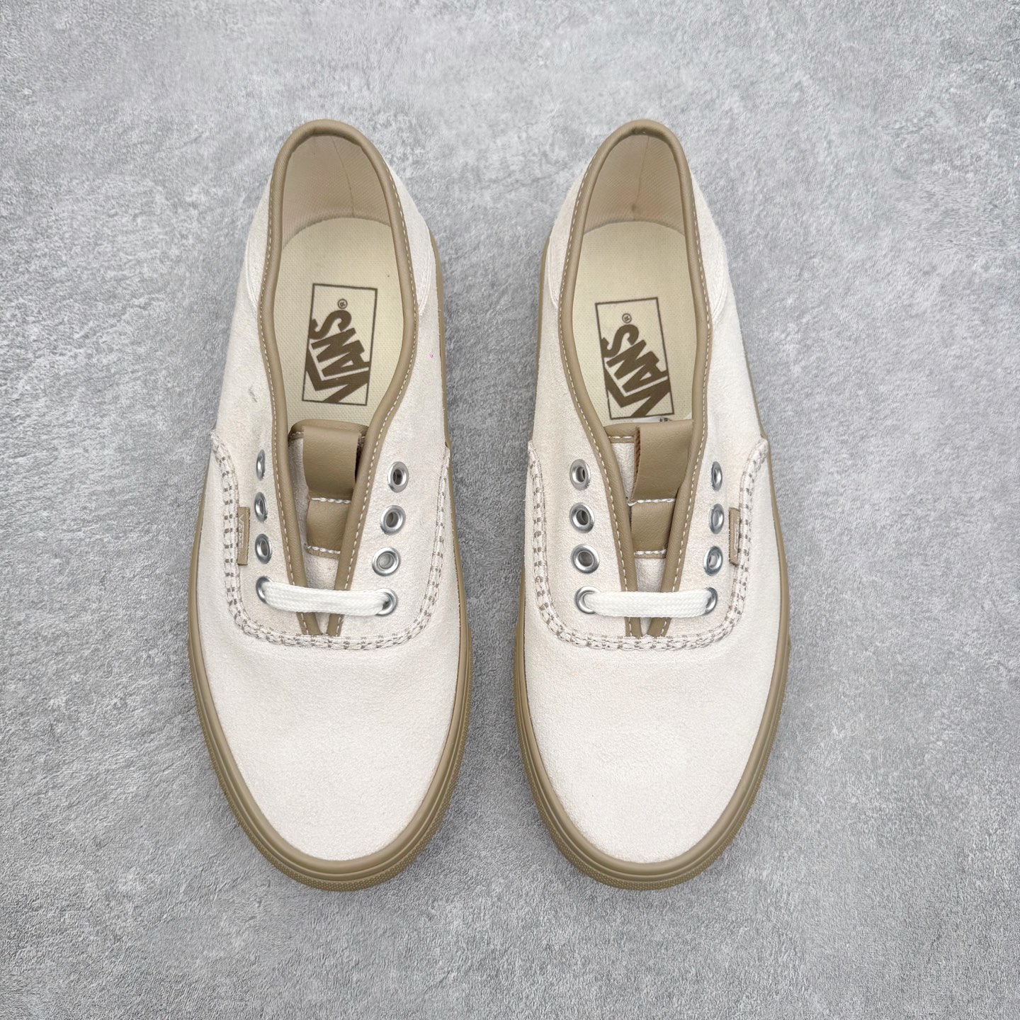 Vans Authentic Kickdown 2.0复古走线生胶低帮休闲帆布鞋鞋面采用全麂皮材质，质感
