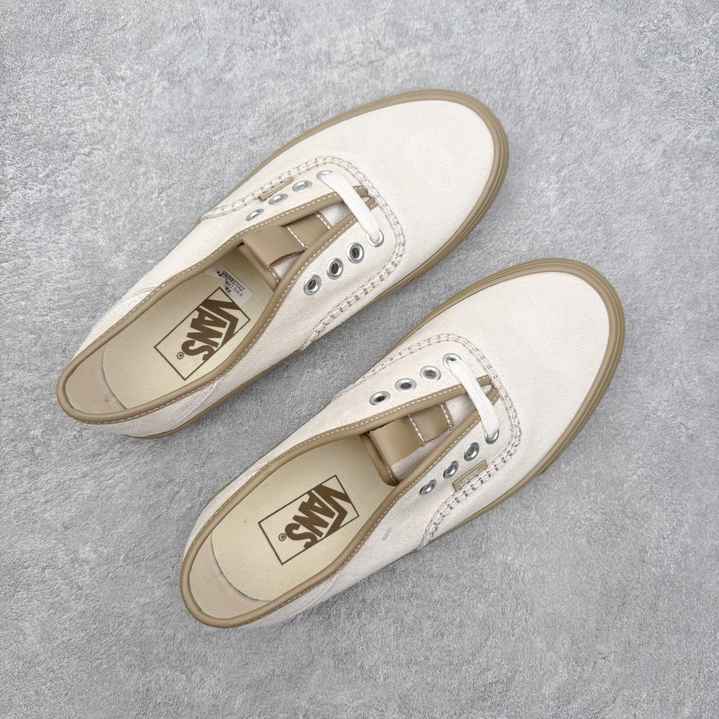 Vans Authentic Kickdown 2.0复古走线生胶低帮休闲帆布鞋鞋面采用全麂皮材质，质感