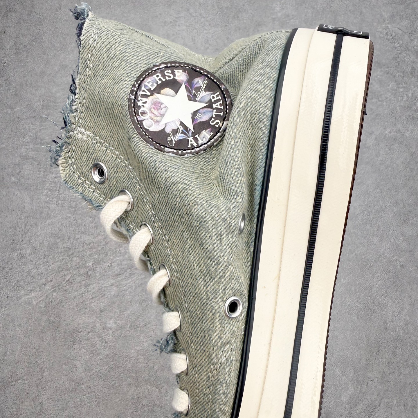 Converse Chuck 70s 水洗渐变牛仔采用双层水洗牛仔布打造，做旧渐变蓝灰调，从鞋头深蓝自然