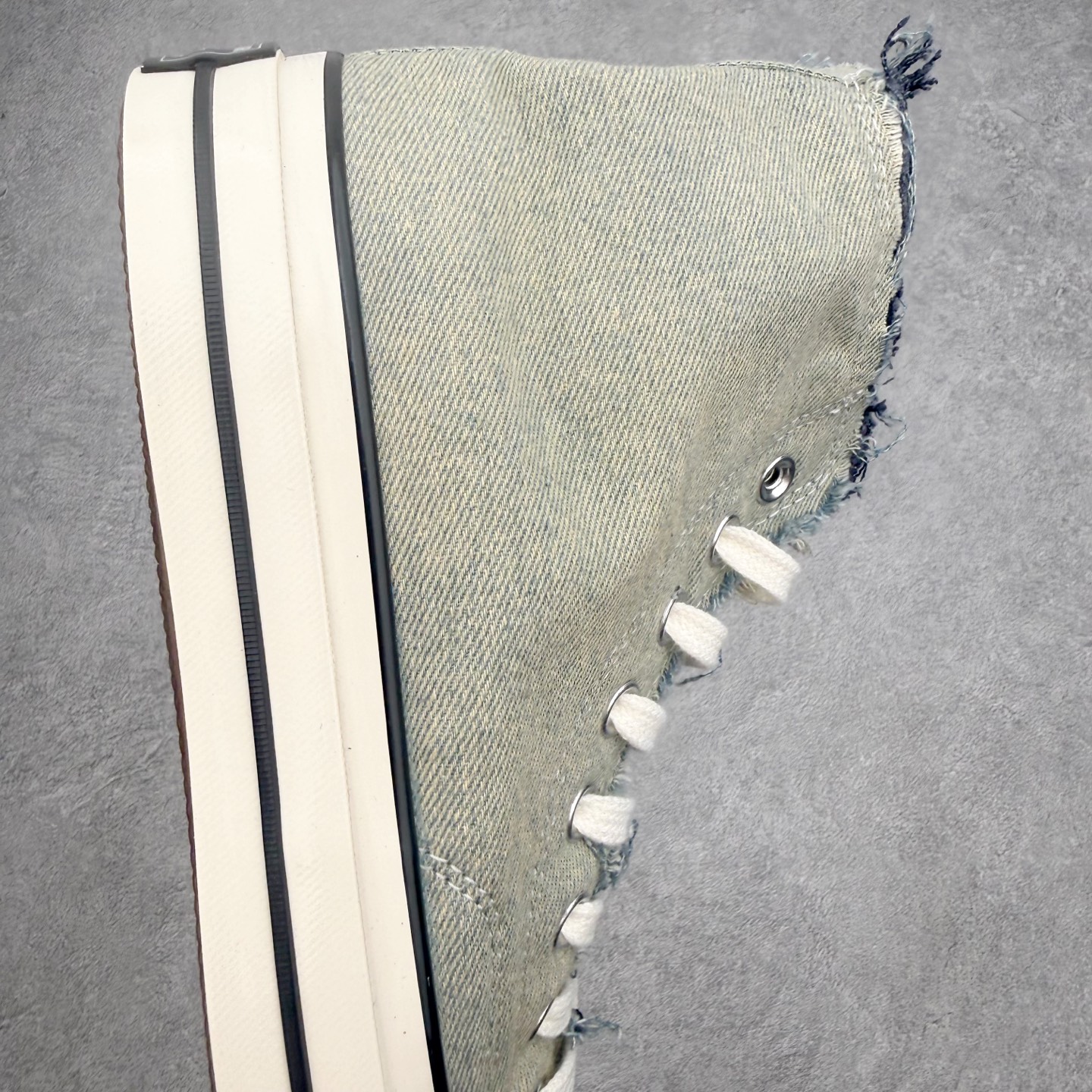 Converse Chuck 70s 水洗渐变牛仔采用双层水洗牛仔布打造，做旧渐变蓝灰调，从鞋头深蓝自然