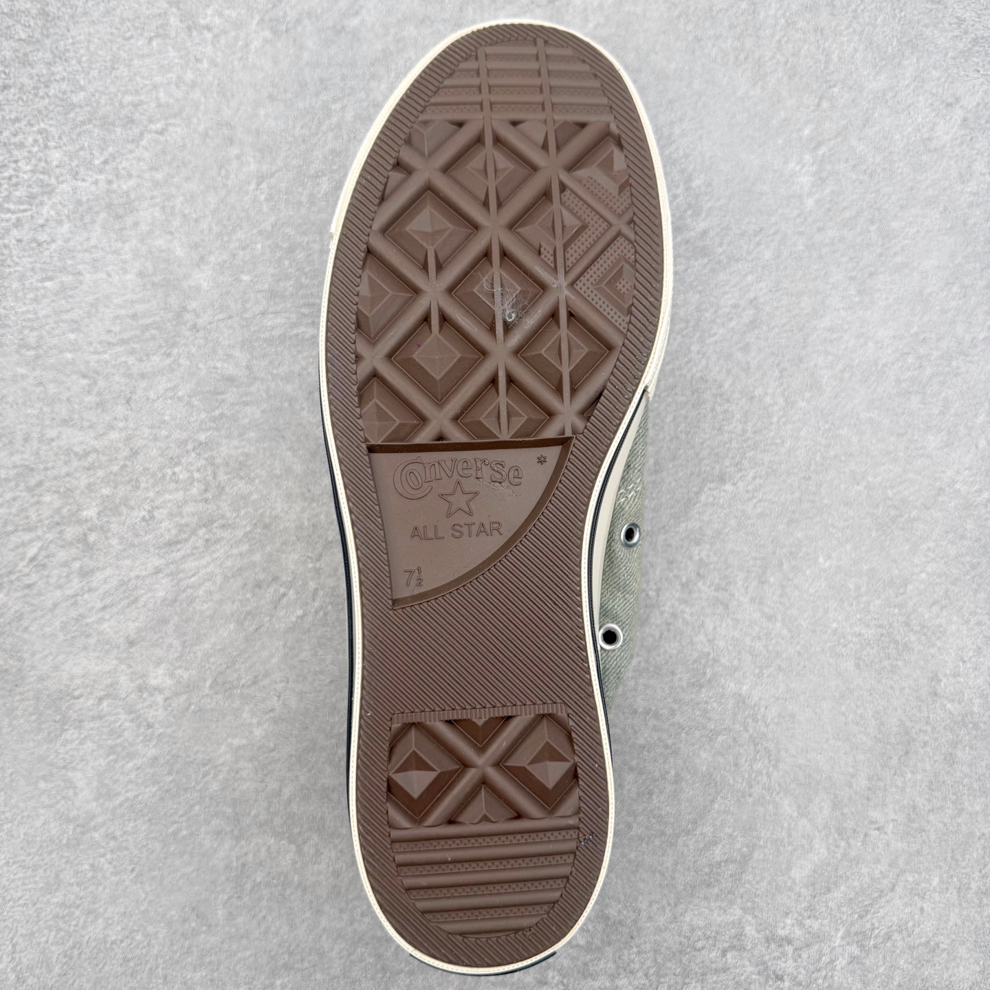 Converse Chuck 70s 水洗渐变牛仔采用双层水洗牛仔布打造，做旧渐变蓝灰调，从鞋头深蓝自然