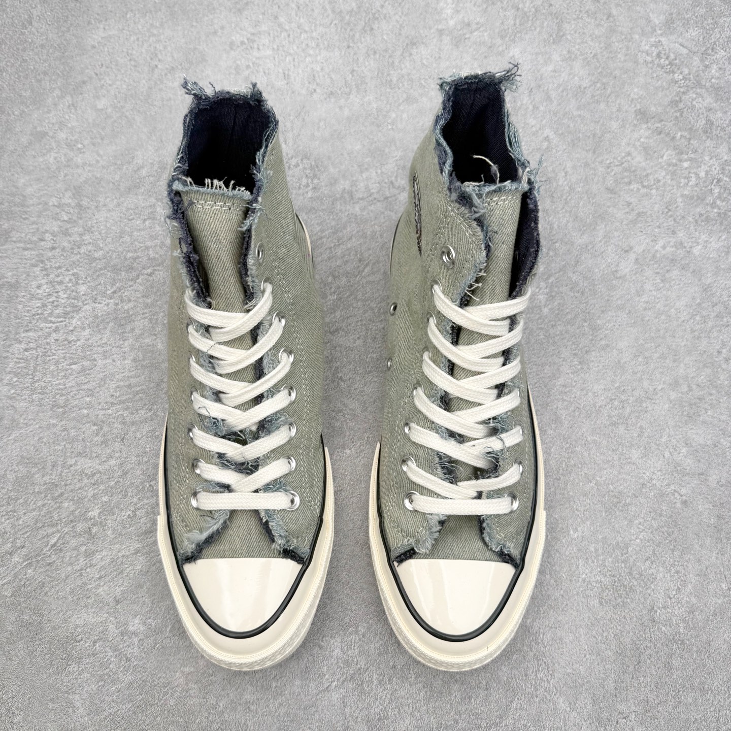 Converse Chuck 70s 水洗渐变牛仔采用双层水洗牛仔布打造，做旧渐变蓝灰调，从鞋头深蓝自然