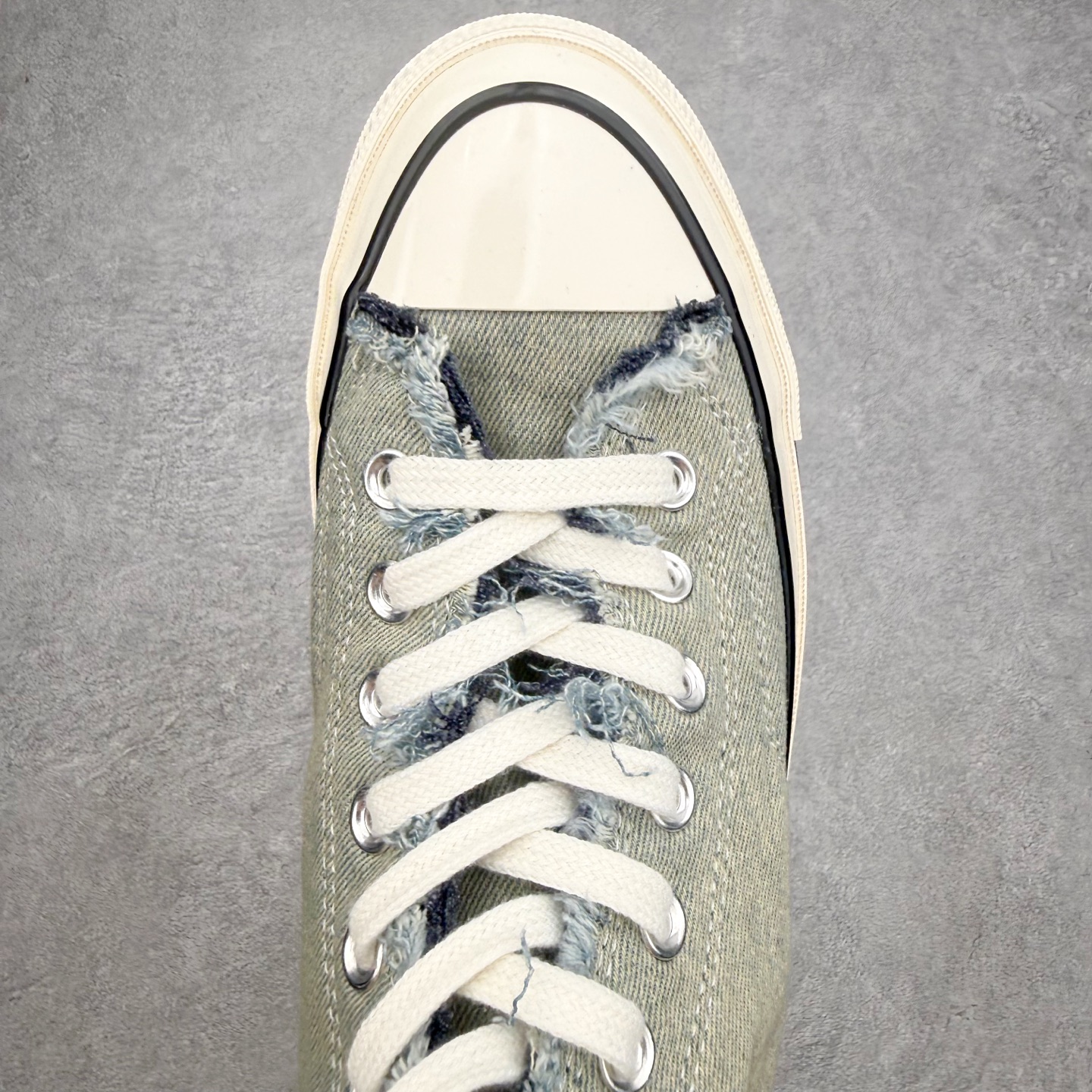 Converse Chuck 70s 水洗渐变牛仔采用双层水洗牛仔布打造，做旧渐变蓝灰调，从鞋头深蓝自然