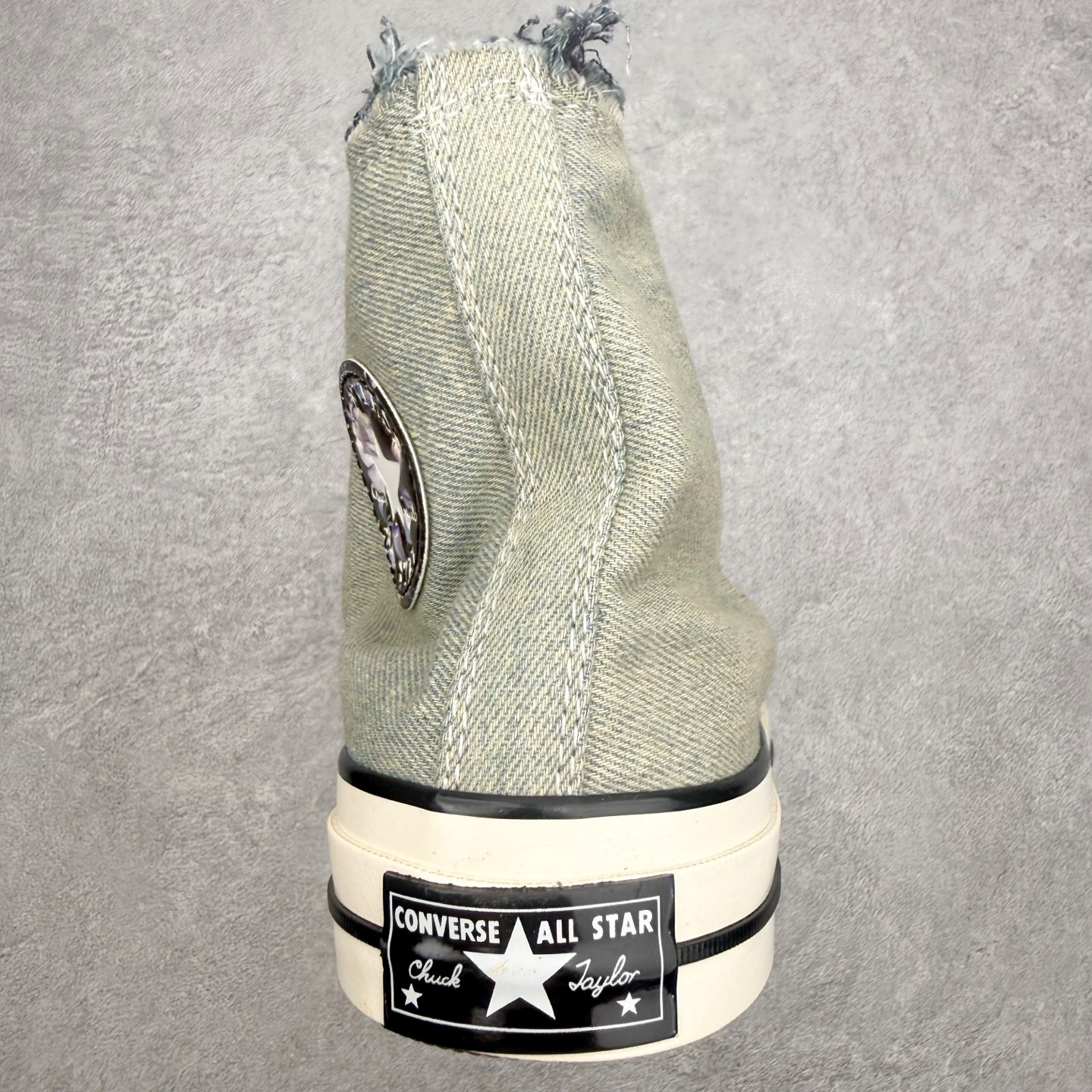 Converse Chuck 70s 水洗渐变牛仔采用双层水洗牛仔布打造，做旧渐变蓝灰调，从鞋头深蓝自然