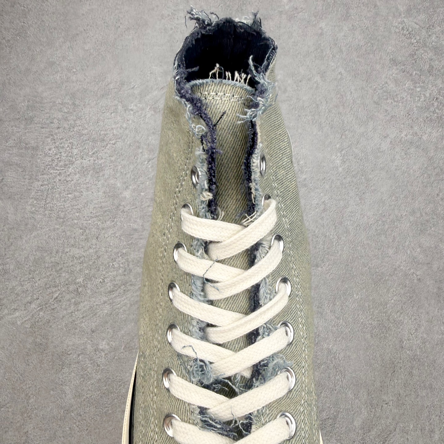 Converse Chuck 70s 水洗渐变牛仔采用双层水洗牛仔布打造，做旧渐变蓝灰调，从鞋头深蓝自然
