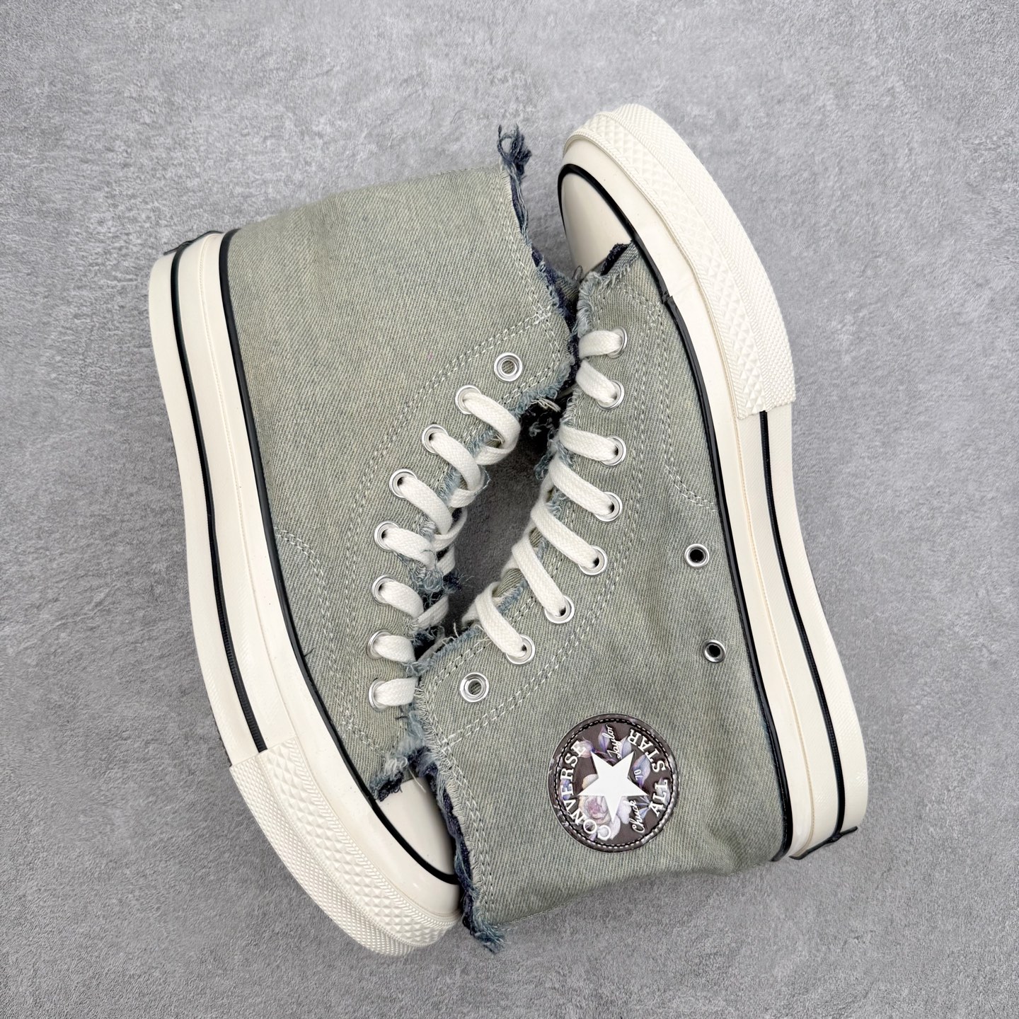 Converse Chuck 70s 水洗渐变牛仔采用双层水洗牛仔布打造，做旧渐变蓝灰调，从鞋头深蓝自然