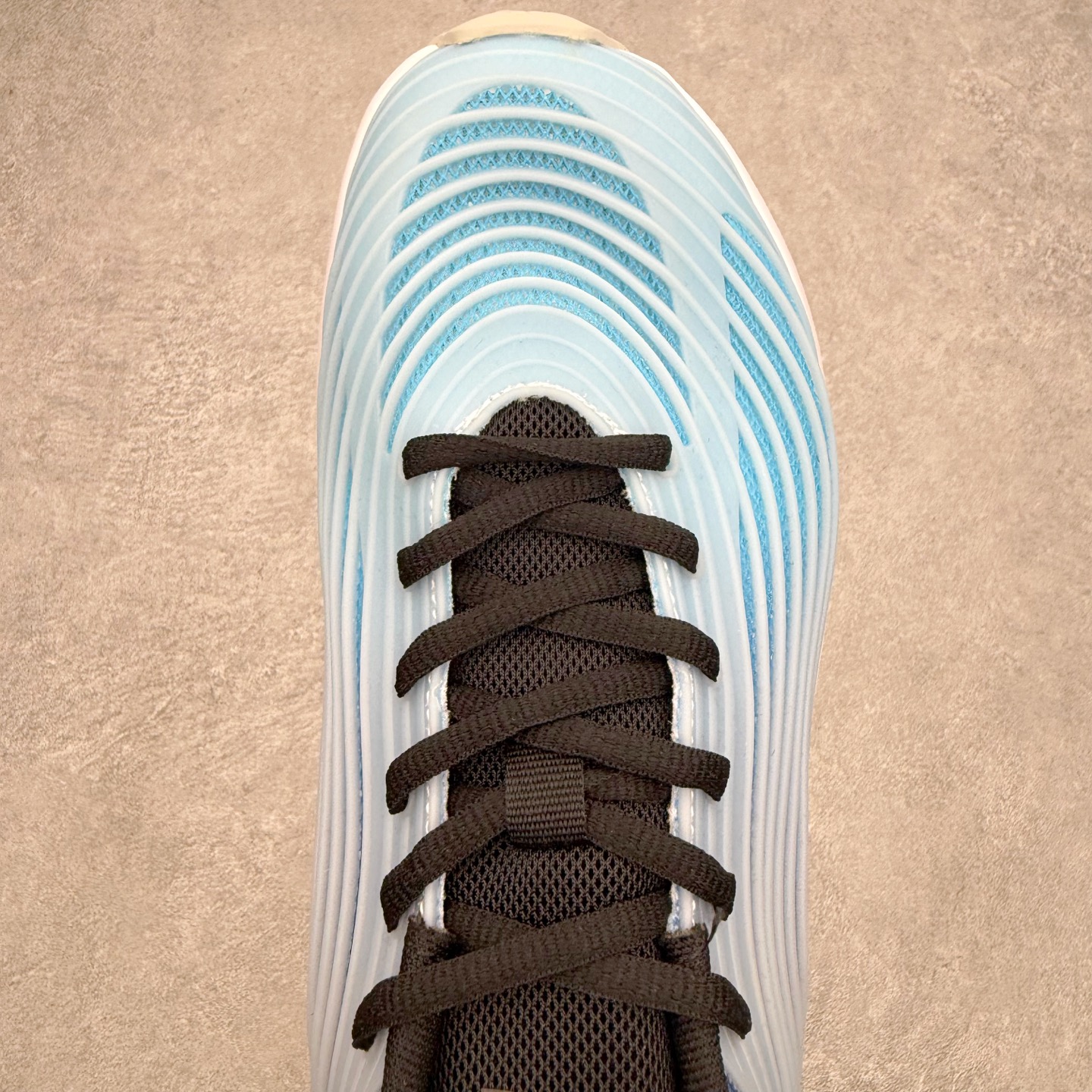 AD Hyperboost Edge 爆米花缓震舒适贴合跑步鞋 在 BOOST 之前冠以了 “HYPER