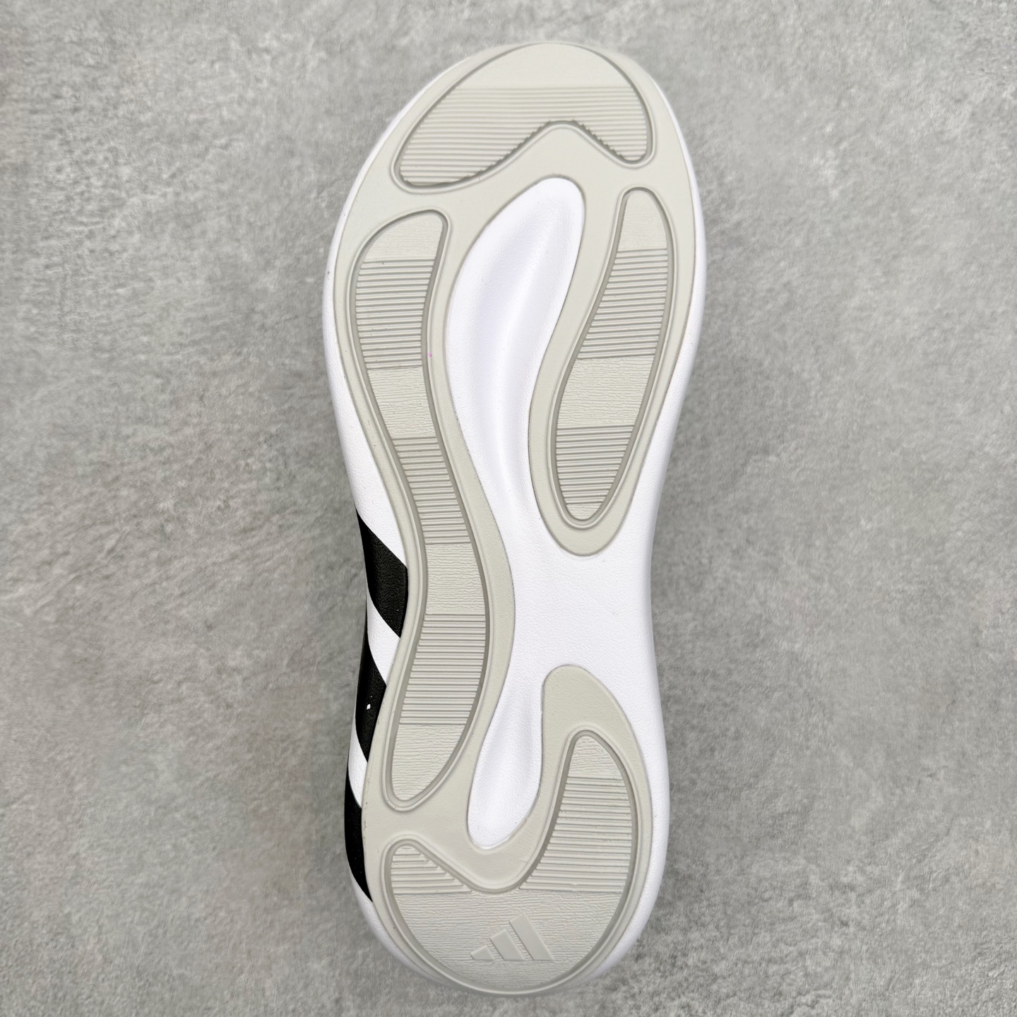 AD Hyperboost Edge 爆米花缓震舒适贴合跑步鞋 在 BOOST 之前冠以了 “HYPER