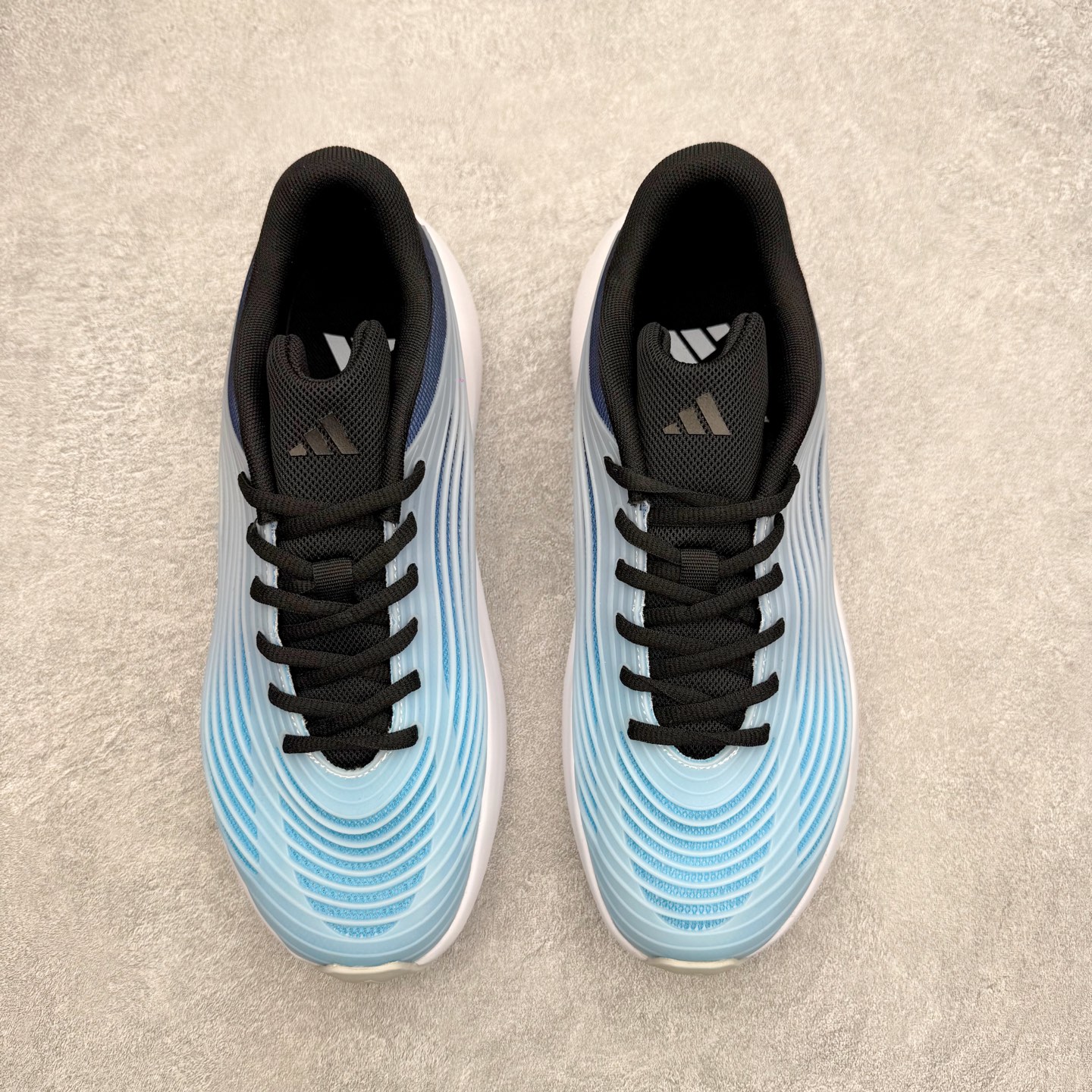 AD Hyperboost Edge 爆米花缓震舒适贴合跑步鞋 在 BOOST 之前冠以了 “HYPER