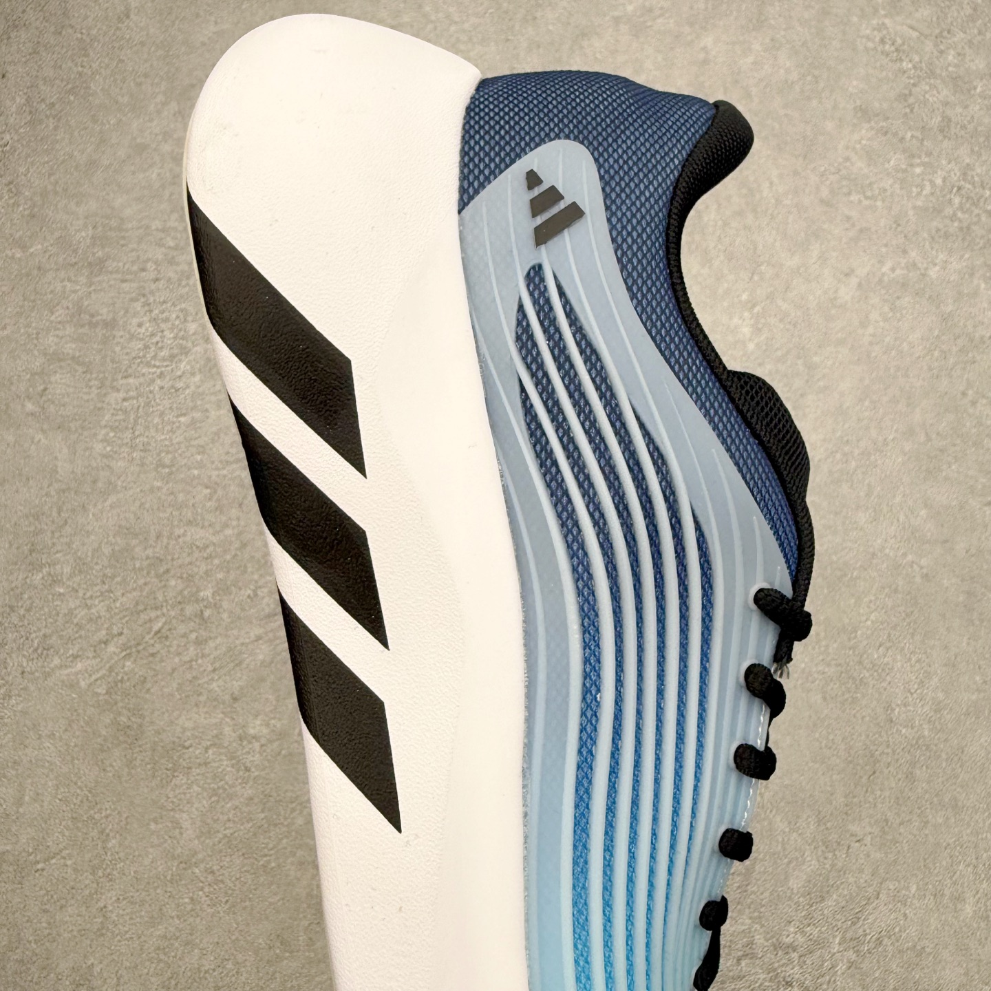 AD Hyperboost Edge 爆米花缓震舒适贴合跑步鞋 在 BOOST 之前冠以了 “HYPER