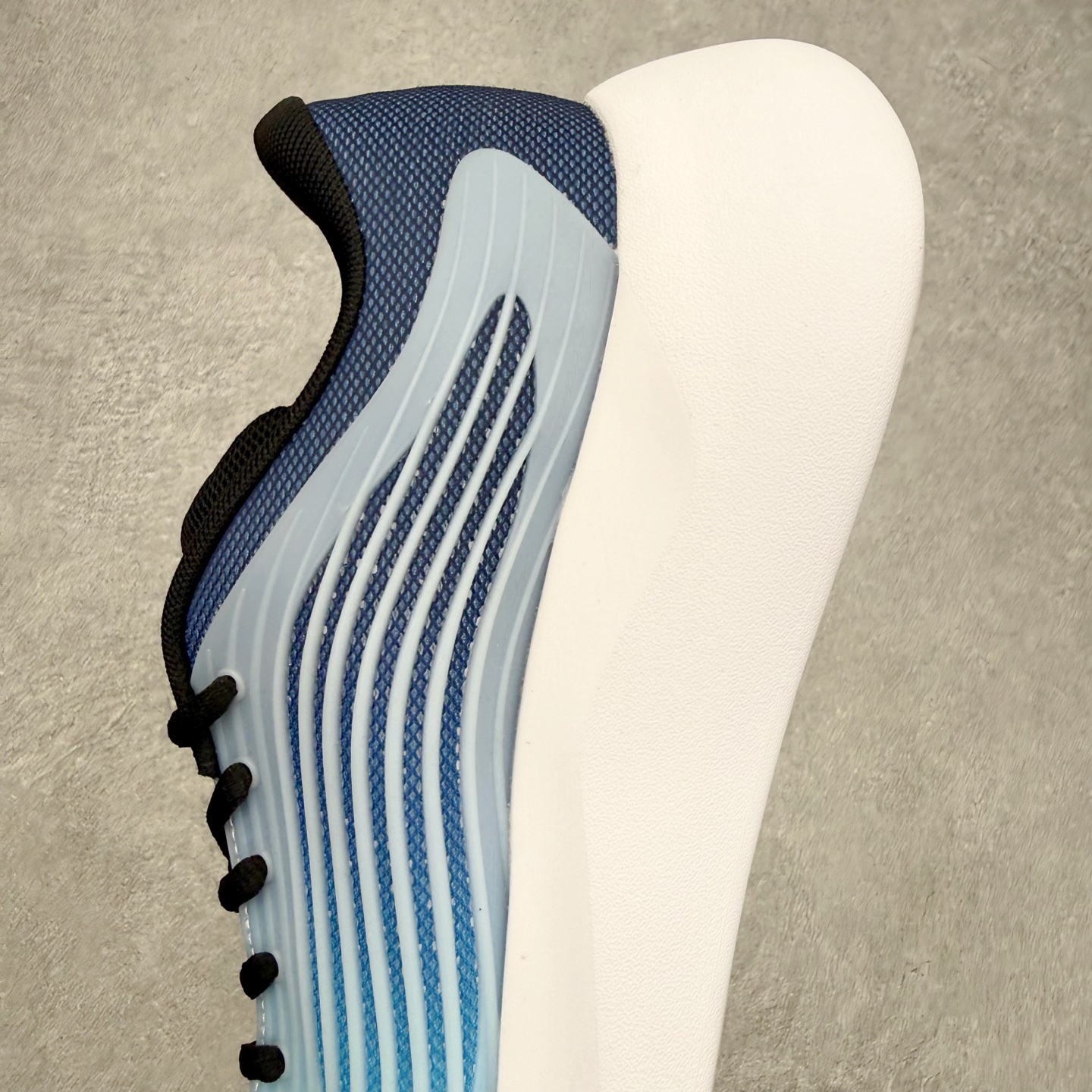 AD Hyperboost Edge 爆米花缓震舒适贴合跑步鞋 在 BOOST 之前冠以了 “HYPER