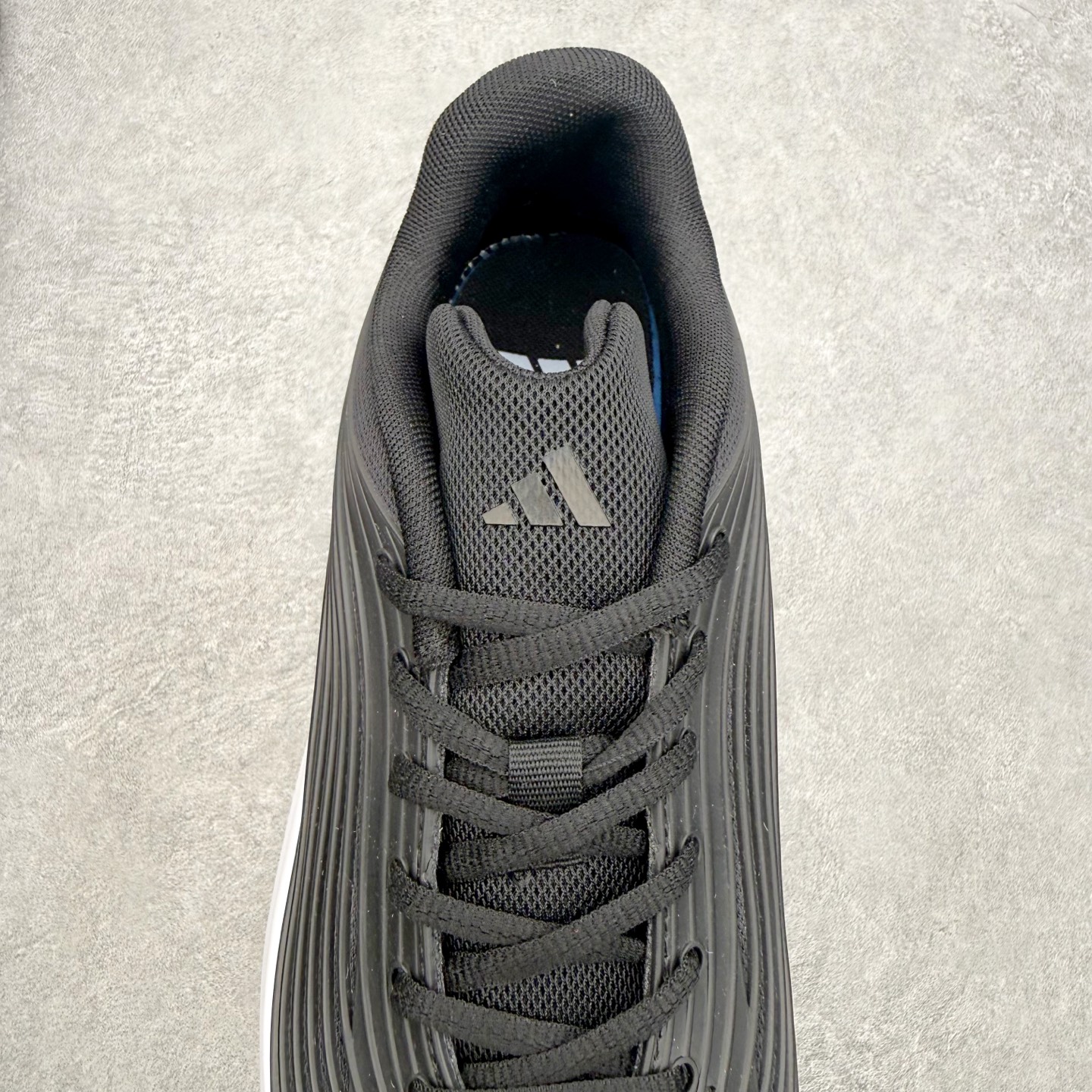 AD Hyperboost Edge 爆米花缓震舒适贴合跑步鞋 在 BOOST 之前冠以了 “HYPER