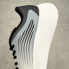 AD Hyperboost Edge 爆米花缓震舒适贴合跑步鞋 在 BOOST 之前冠以了 “HYPER AD Hyperboost Edge 爆米花缓震舒适贴合跑步鞋 在 BOOST 之前冠以了 “HYPER
