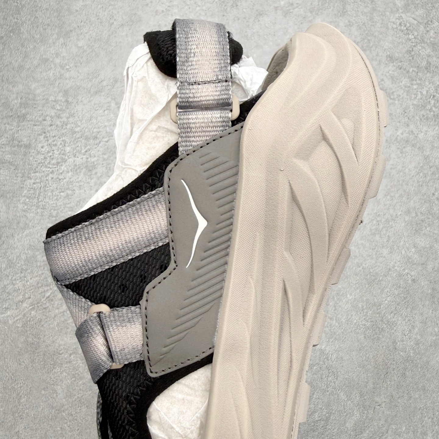 HOKA ONE ONE Infini Hike TC 舒适百搭沙滩凉鞋 HOKA ONE ONE是来自
