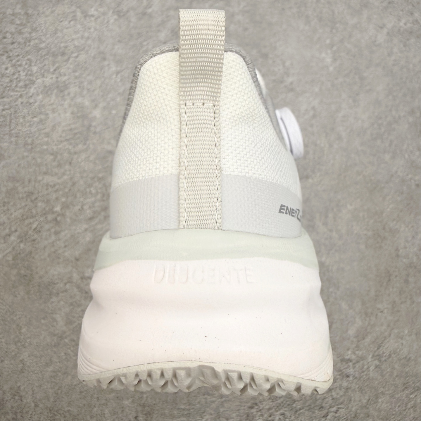 迪桑特DESCENTE RUNNING系列 LAVITATE 3.0 AIR WIRE 缓震舒适 BOA