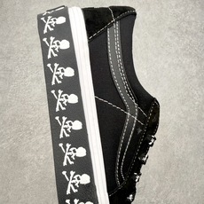 Vans Sk8-Low 暗黑骷髅💀鞋身采用黑麂皮拼接帆布材质白色明线勾勒鞋身轮廓 层次分明鞋带印满骷髅 Vans Sk8-Low 暗黑骷髅💀鞋身采用黑麂皮拼接帆布材质白色明线勾勒鞋身轮廓 层次分明鞋带印满骷髅