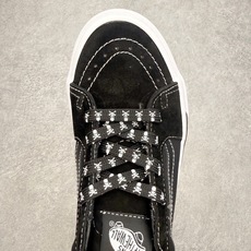Vans Sk8-Low 暗黑骷髅💀鞋身采用黑麂皮拼接帆布材质白色明线勾勒鞋身轮廓 层次分明鞋带印满骷髅 Vans Sk8-Low 暗黑骷髅💀鞋身采用黑麂皮拼接帆布材质白色明线勾勒鞋身轮廓 层次分明鞋带印满骷髅