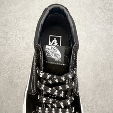 Vans Sk8-Low 暗黑骷髅💀鞋身采用黑麂皮拼接帆布材质白色明线勾勒鞋身轮廓 层次分明鞋带印满骷髅 Vans Sk8-Low 暗黑骷髅💀鞋身采用黑麂皮拼接帆布材质白色明线勾勒鞋身轮廓 层次分明鞋带印满骷髅