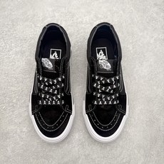 Vans Sk8-Low 暗黑骷髅💀鞋身采用黑麂皮拼接帆布材质白色明线勾勒鞋身轮廓 层次分明鞋带印满骷髅 Vans Sk8-Low 暗黑骷髅💀鞋身采用黑麂皮拼接帆布材质白色明线勾勒鞋身轮廓 层次分明鞋带印满骷髅