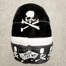 Vans Sk8-Low 暗黑骷髅💀鞋身采用黑麂皮拼接帆布材质白色明线勾勒鞋身轮廓 层次分明鞋带印满骷髅 Vans Sk8-Low 暗黑骷髅💀鞋身采用黑麂皮拼接帆布材质白色明线勾勒鞋身轮廓 层次分明鞋带印满骷髅