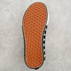 Vans Sk8-Low 暗黑骷髅💀鞋身采用黑麂皮拼接帆布材质白色明线勾勒鞋身轮廓 层次分明鞋带印满骷髅 Vans Sk8-Low 暗黑骷髅💀鞋身采用黑麂皮拼接帆布材质白色明线勾勒鞋身轮廓 层次分明鞋带印满骷髅