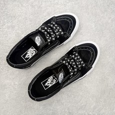 Vans Sk8-Low 暗黑骷髅💀鞋身采用黑麂皮拼接帆布材质白色明线勾勒鞋身轮廓 层次分明鞋带印满骷髅 Vans Sk8-Low 暗黑骷髅💀鞋身采用黑麂皮拼接帆布材质白色明线勾勒鞋身轮廓 层次分明鞋带印满骷髅