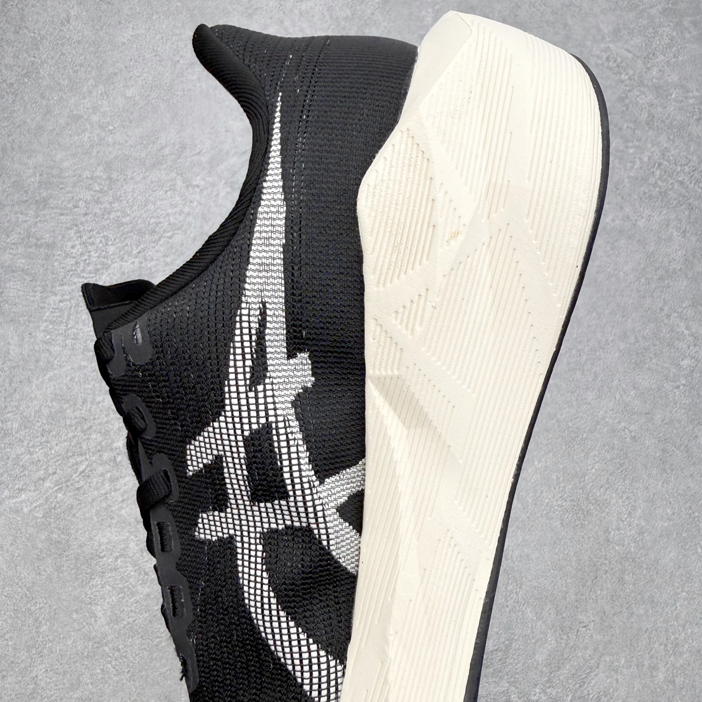 ASICS NOVABLAST 6 舒适百搭低帮马拉松训练竞速跑步鞋 ASICS（亚瑟士）是日本实业家鬼