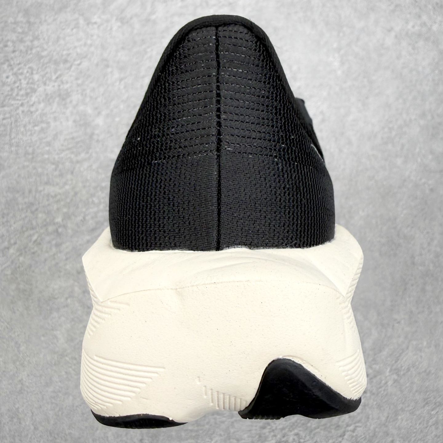 ASICS NOVABLAST 6 舒适百搭低帮马拉松训练竞速跑步鞋 ASICS（亚瑟士）是日本实业家鬼