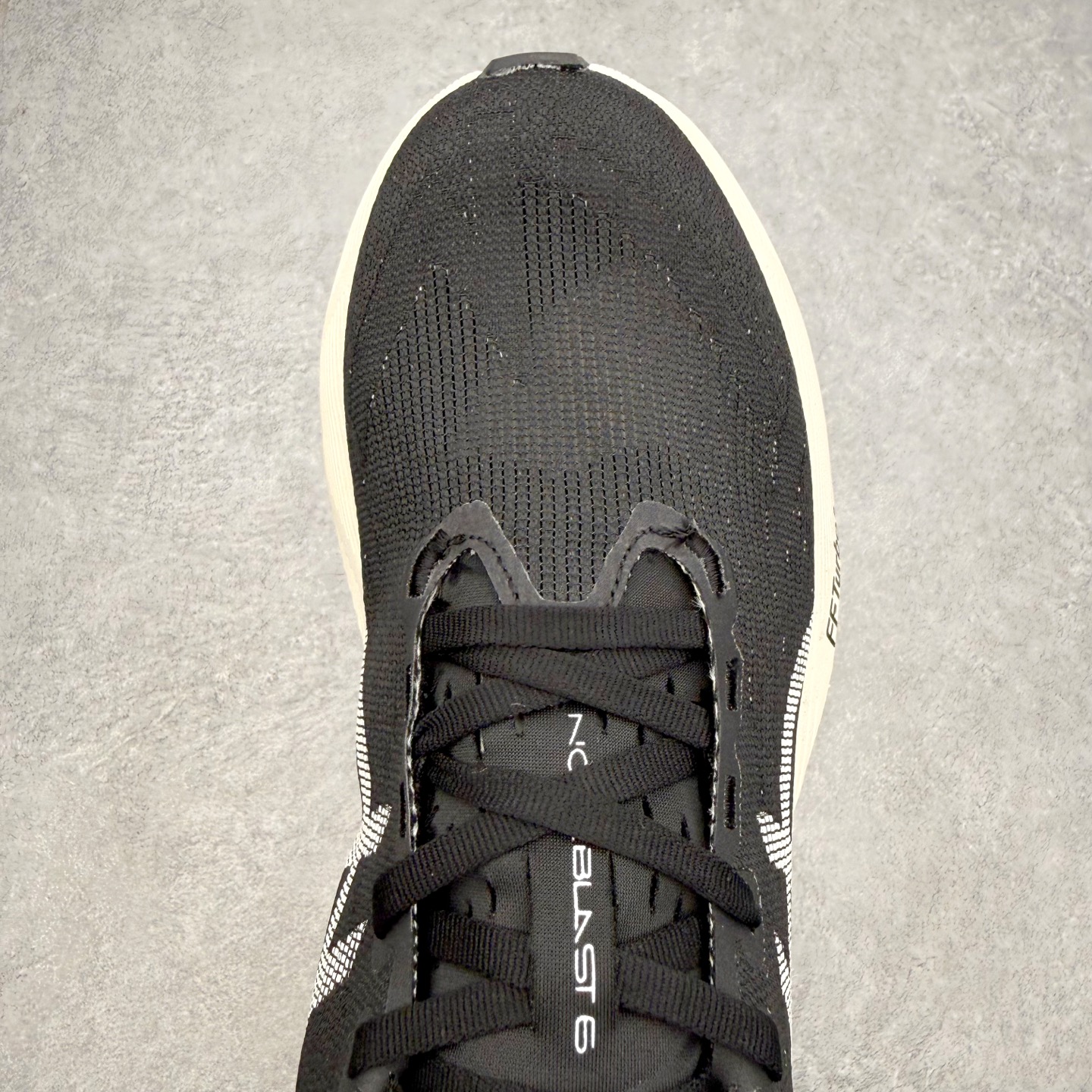 ASICS NOVABLAST 6 舒适百搭低帮马拉松训练竞速跑步鞋 ASICS（亚瑟士）是日本实业家鬼