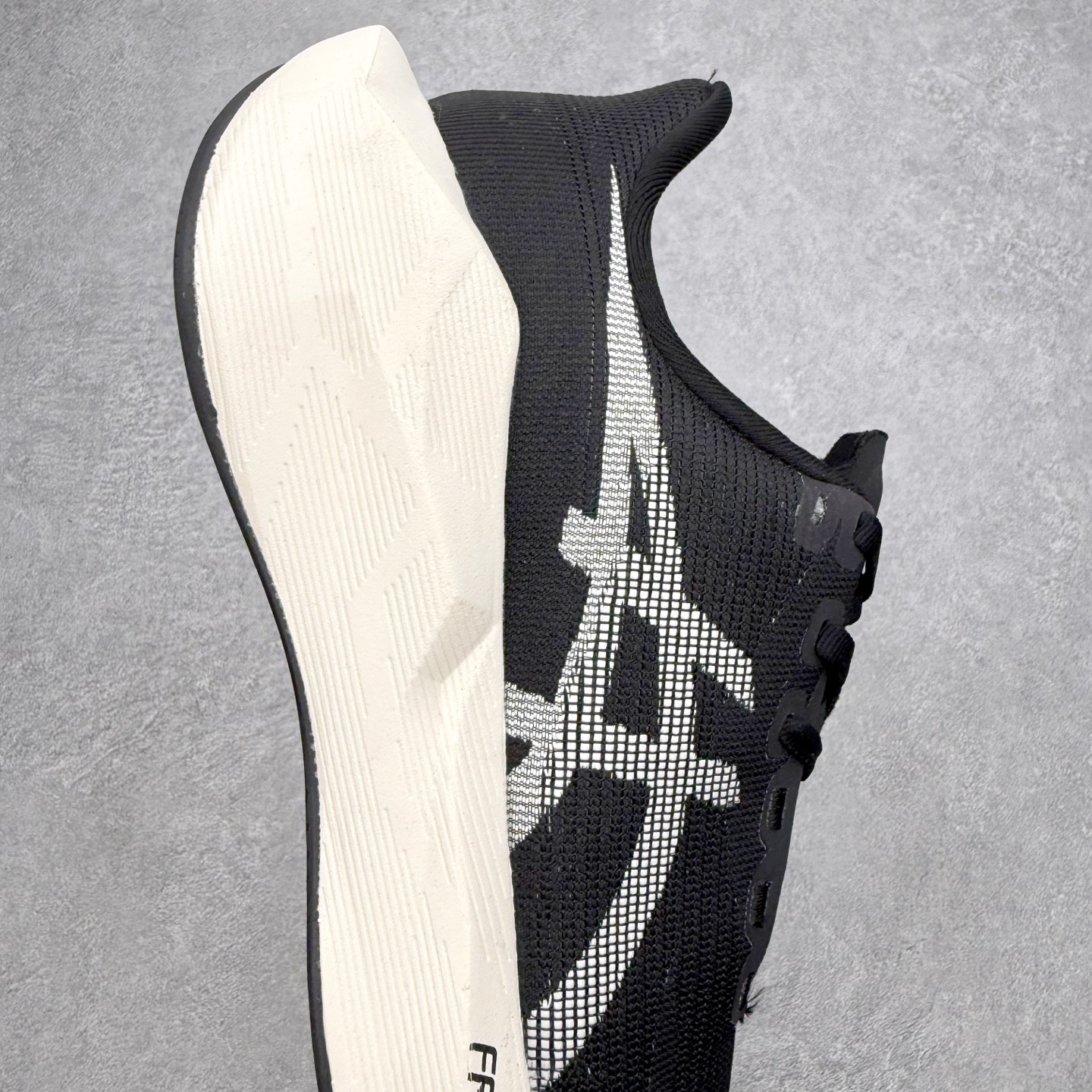 ASICS NOVABLAST 6 舒适百搭低帮马拉松训练竞速跑步鞋 ASICS（亚瑟士）是日本实业家鬼
