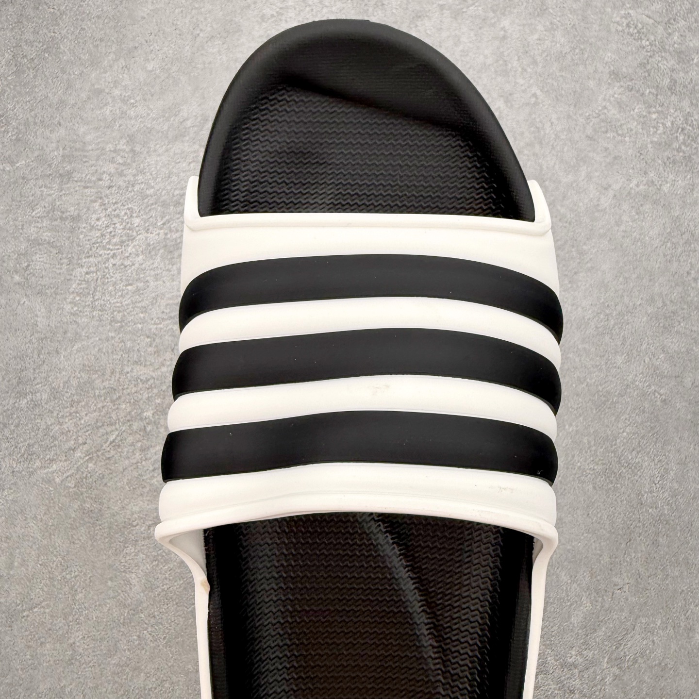AD Adilette Shower 浴室运动凉拖鞋基础信息• 定位：男女通用浴室/沙滩休闲一字拖• 核