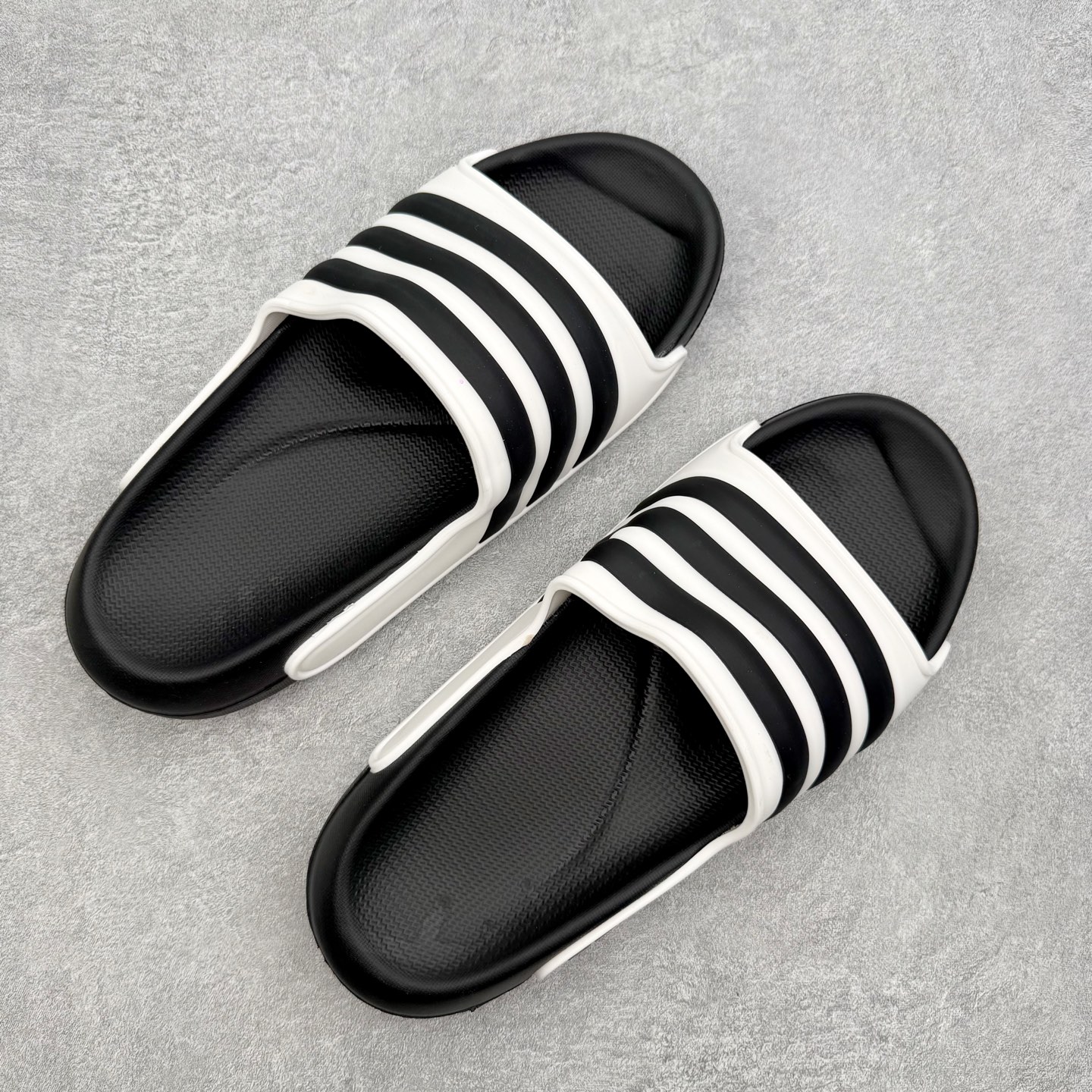 AD Adilette Shower 浴室运动凉拖鞋基础信息• 定位：男女通用浴室/沙滩休闲一字拖• 核