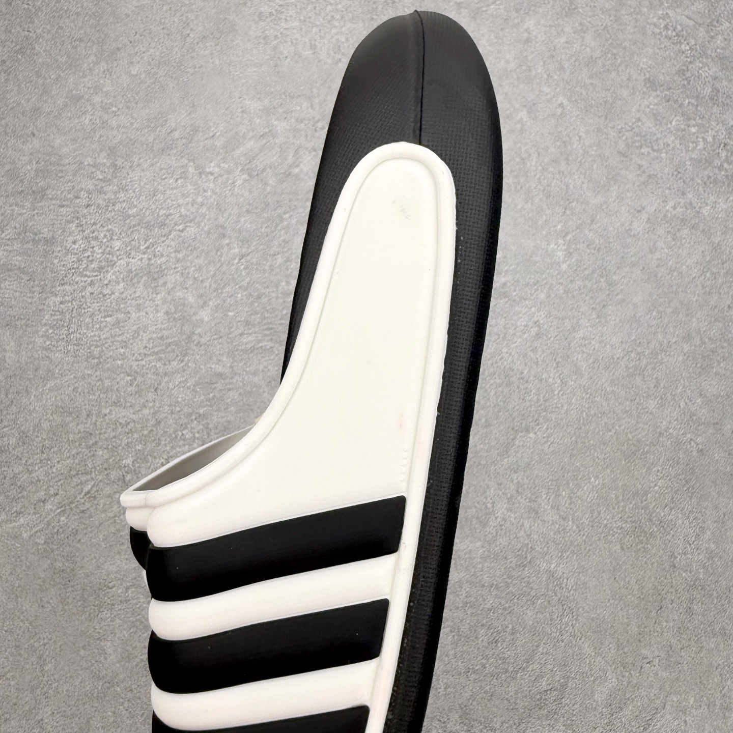 AD Adilette Shower 浴室运动凉拖鞋基础信息• 定位：男女通用浴室/沙滩休闲一字拖• 核