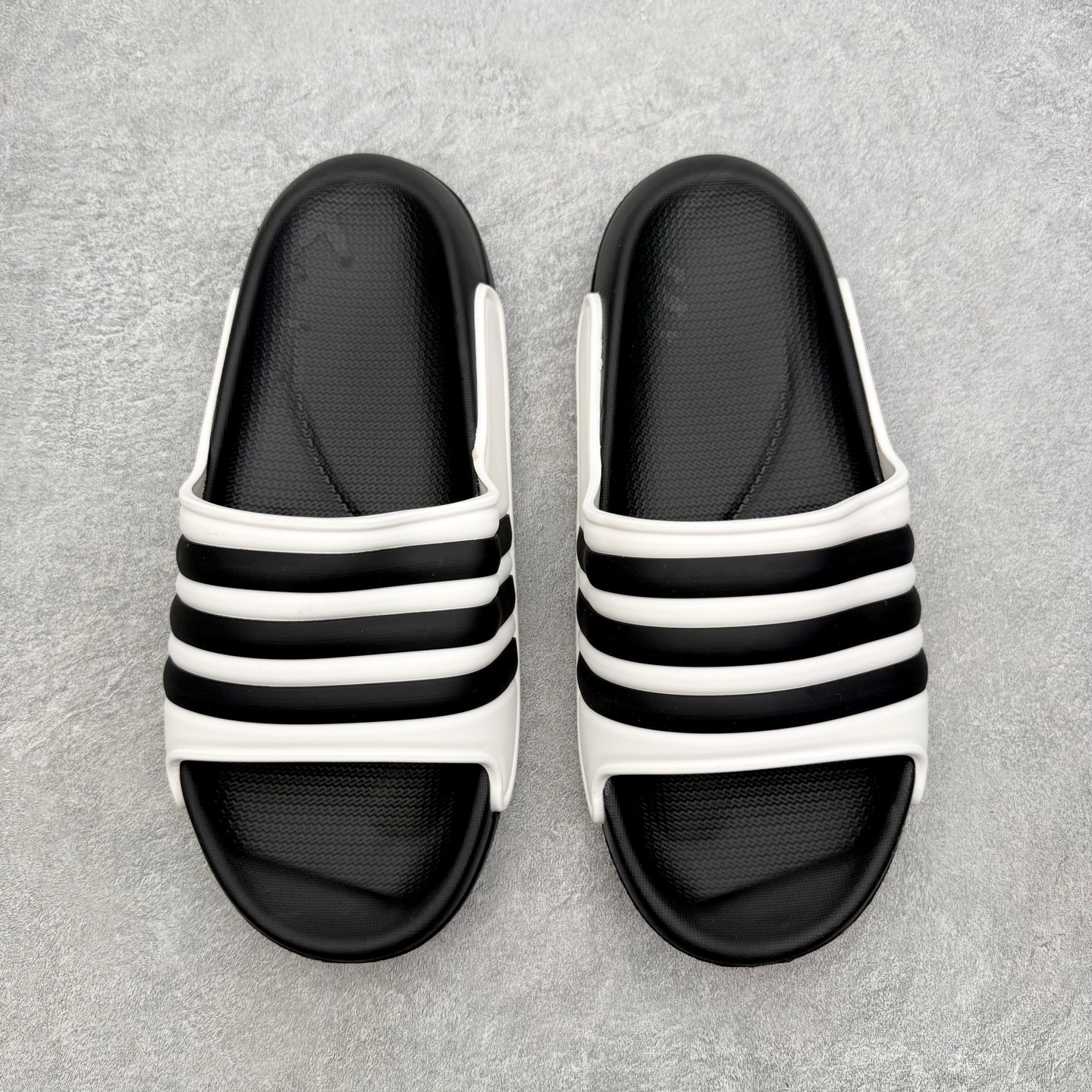 AD Adilette Shower 浴室运动凉拖鞋基础信息• 定位：男女通用浴室/沙滩休闲一字拖• 核