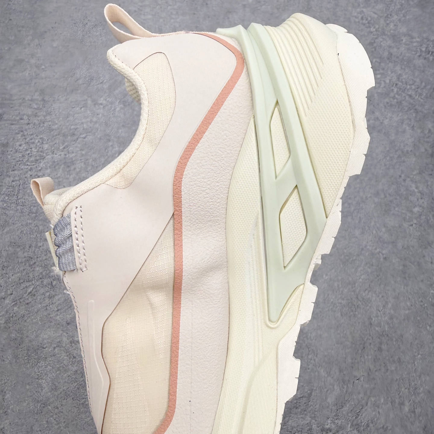 迪桑特DESCENTE RUNNING系列 LAVITATE 3.0 AIR WIRE 缓震舒适 BOA