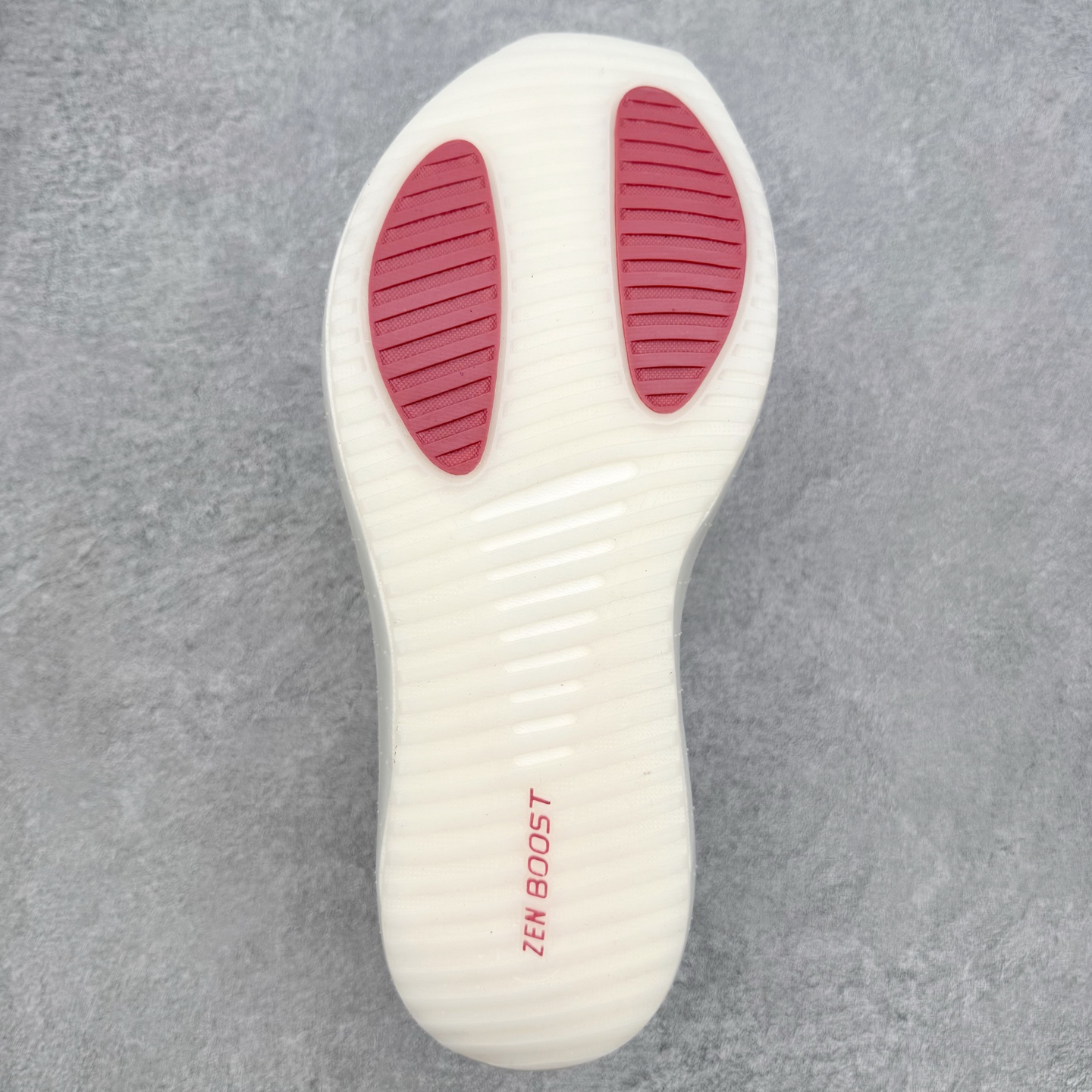 AD Hyperboost Edge 爆米花缓震舒适贴合跑步鞋 在 BOOST 之前冠以了 “HYPER