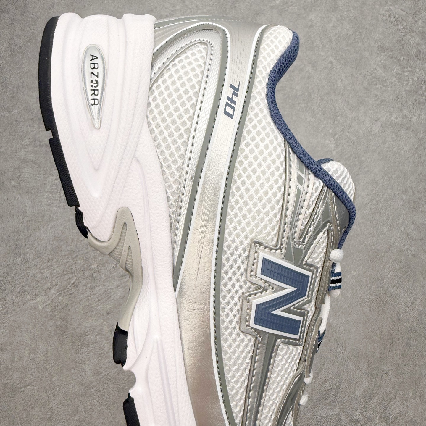New Balance MR740 NB新百伦系列复古老爹风休闲运动慢跑鞋 采用轻质牛剖革拼接透气网眼衬