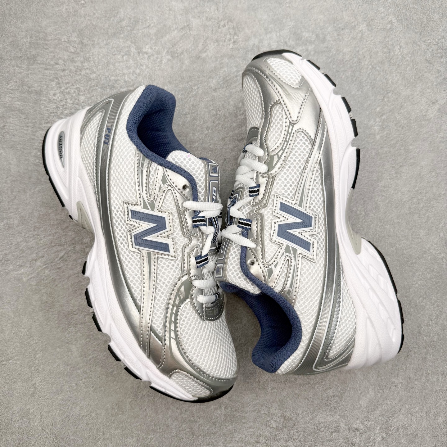 New Balance MR740 NB新百伦系列复古老爹风休闲运动慢跑鞋 采用轻质牛剖革拼接透气网眼衬