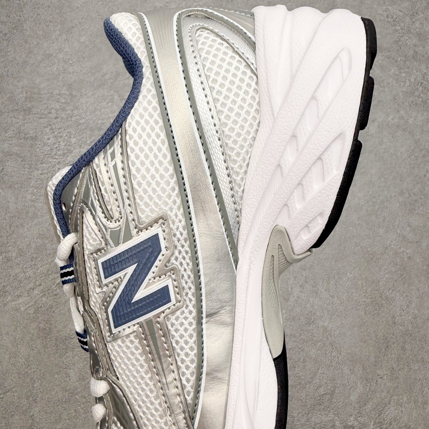 New Balance MR740 NB新百伦系列复古老爹风休闲运动慢跑鞋 采用轻质牛剖革拼接透气网眼衬