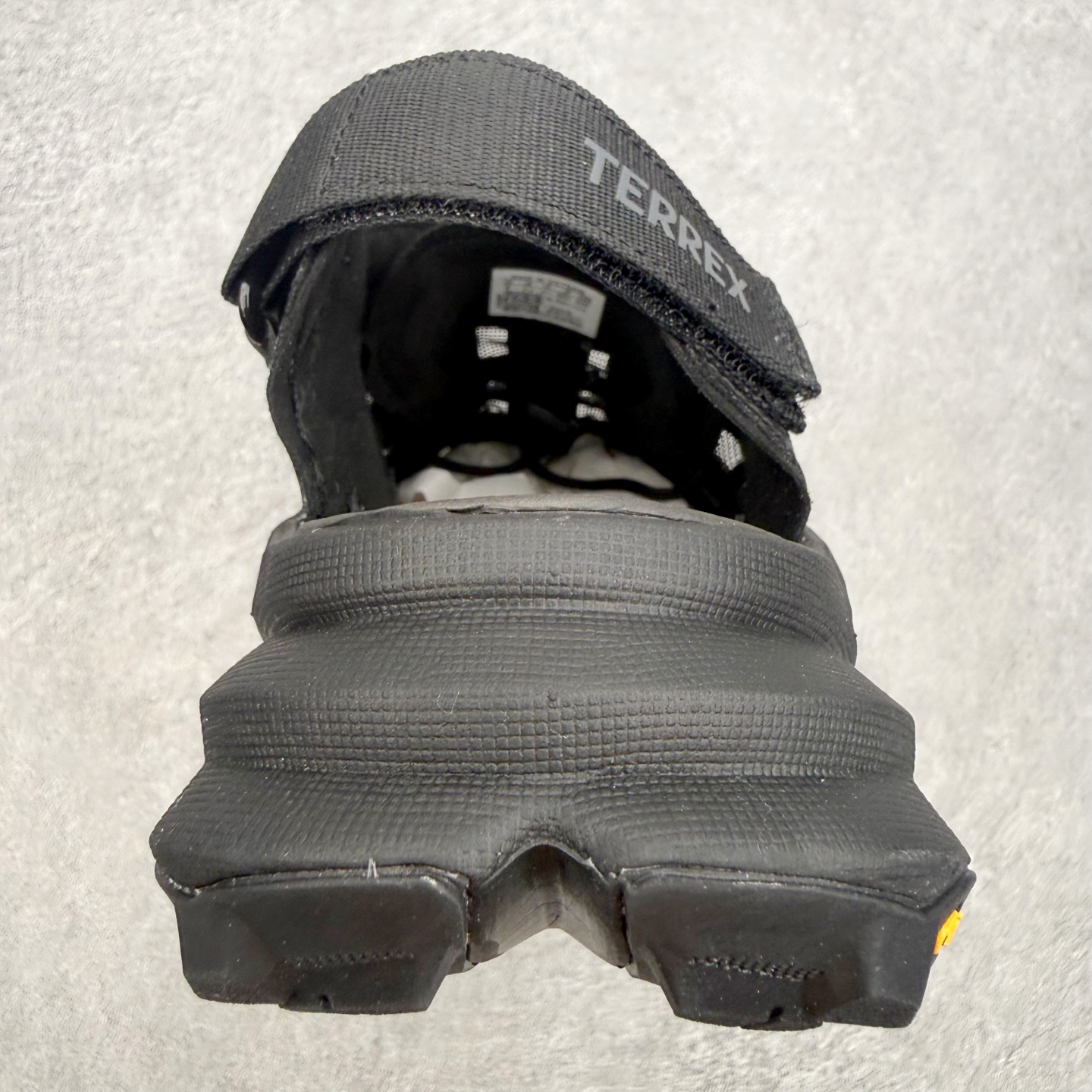 AD 户外溯溪后空凉鞋(CLIMACOOL 越野厚底款)一、外观核心识别特征1. 整体版型无后跟全包设计 AD 户外溯溪后空凉鞋(CLIMACOOL 越野厚底款)一、外观核心识别特征1. 整体版型无后跟全包设计