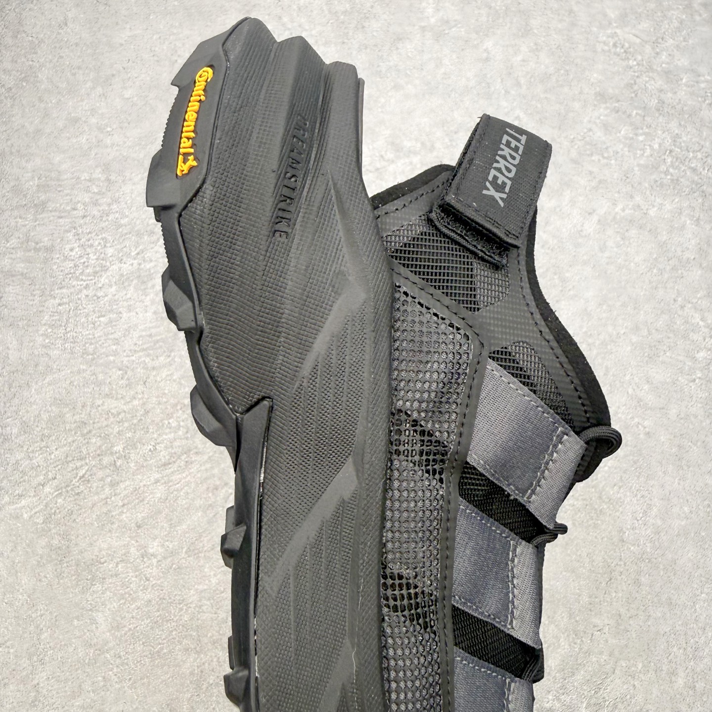 AD 户外溯溪后空凉鞋(CLIMACOOL 越野厚底款)一、外观核心识别特征1. 整体版型无后跟全包设计 AD 户外溯溪后空凉鞋(CLIMACOOL 越野厚底款)一、外观核心识别特征1. 整体版型无后跟全包设计