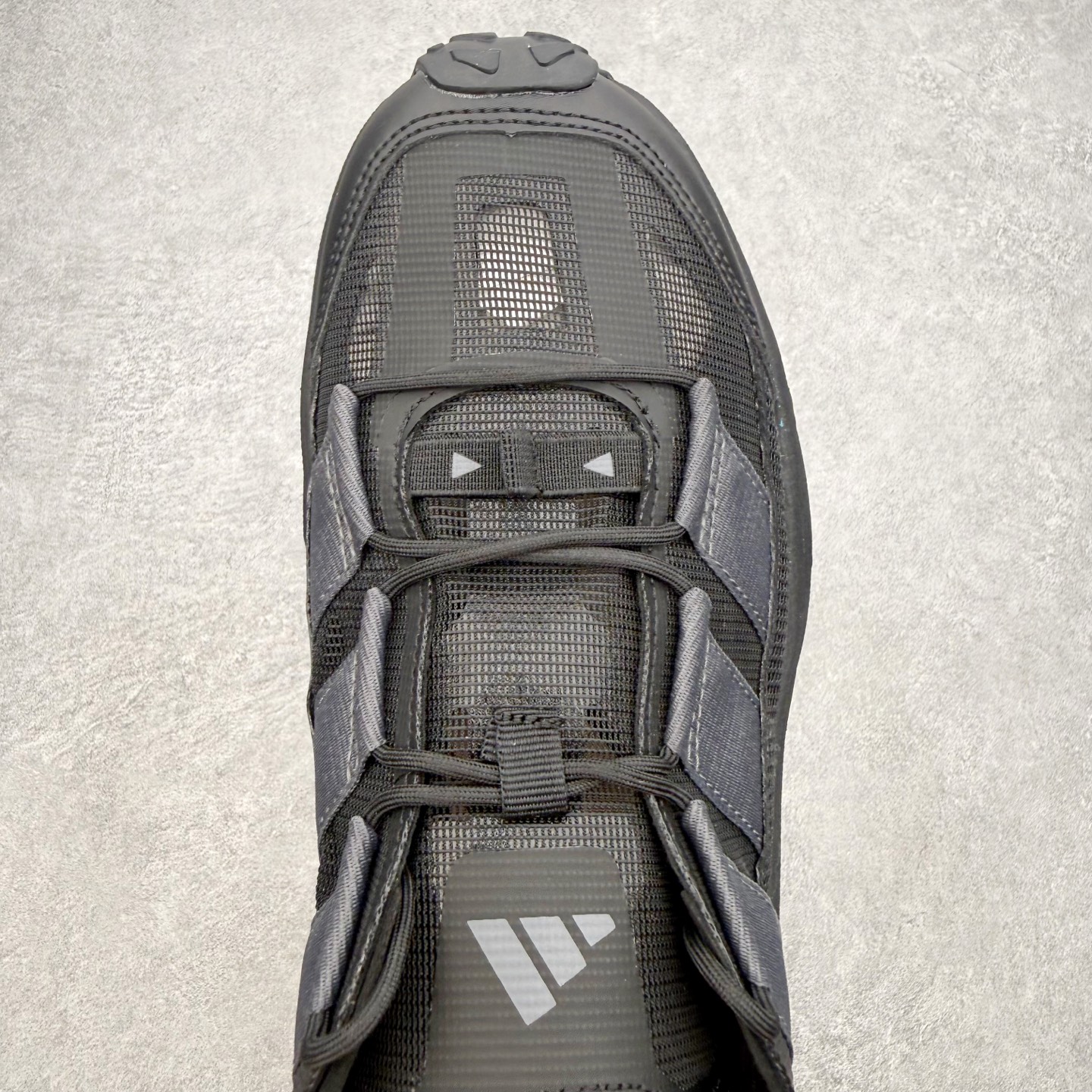 AD 户外溯溪后空凉鞋(CLIMACOOL 越野厚底款)一、外观核心识别特征1. 整体版型无后跟全包设计 AD 户外溯溪后空凉鞋(CLIMACOOL 越野厚底款)一、外观核心识别特征1. 整体版型无后跟全包设计